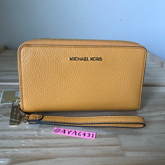 Michael Kors wallet🎈🎈 - Picture 1 of 6